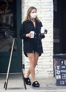 Margot Robbie feet photo thumbnail