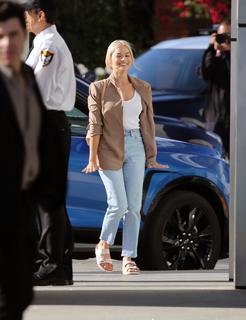Margot Robbie feet photo thumbnail