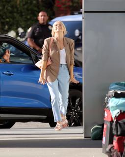 Margot Robbie feet photo thumbnail