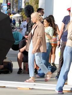 Margot Robbie feet photo thumbnail