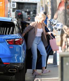 Margot Robbie feet photo thumbnail