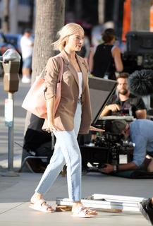 Margot Robbie feet photo thumbnail