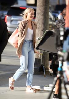 Margot Robbie feet photo thumbnail