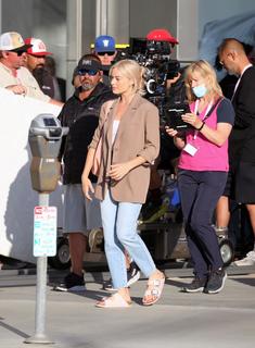 Margot Robbie feet photo thumbnail