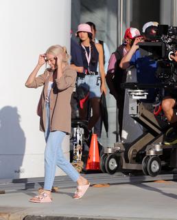 Margot Robbie feet photo thumbnail