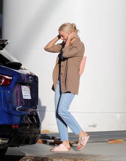 Margot Robbie feet photo thumbnail