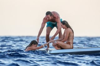 Margot Robbie feet photo thumbnail