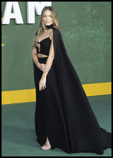 Margot Robbie feet photo thumbnail