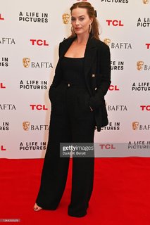 Margot Robbie feet photo thumbnail