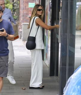 Margot Robbie feet photo thumbnail