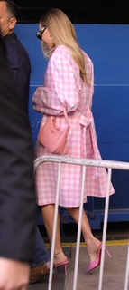 Margot Robbie feet photo thumbnail