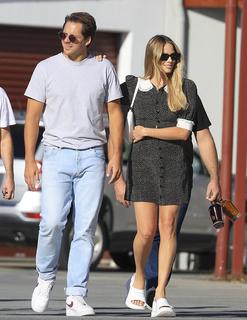 Margot Robbie feet photo thumbnail