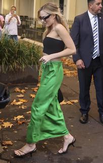 Margot Robbie feet photo thumbnail