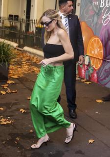 Margot Robbie feet photo thumbnail