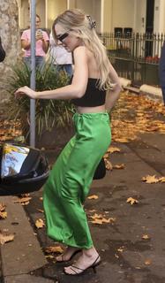 Margot Robbie feet photo thumbnail