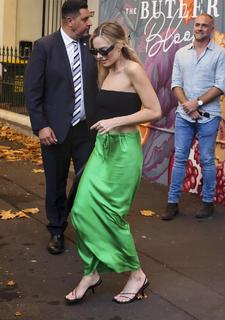 Margot Robbie feet photo thumbnail