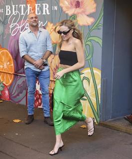 Margot Robbie feet photo thumbnail