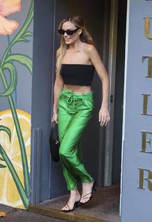 Margot Robbie feet photo thumbnail
