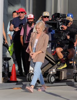 Margot Robbie feet photo thumbnail