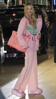 Margot Robbie feet photo thumbnail