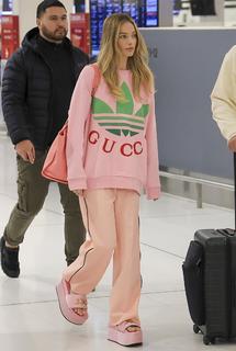 Margot Robbie feet photo thumbnail