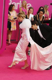 Margot Robbie feet photo thumbnail