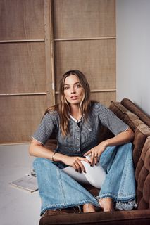 Margot Robbie feet photo thumbnail