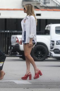 Margot Robbie feet photo thumbnail