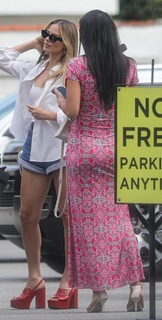 Margot Robbie feet photo thumbnail