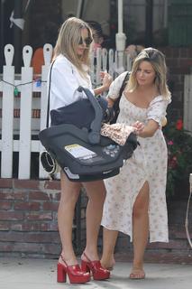 Margot Robbie feet photo thumbnail