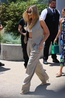 Margot Robbie feet photo thumbnail