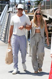 Margot Robbie feet photo thumbnail