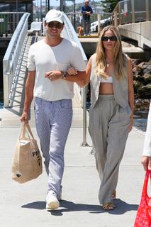 Margot Robbie feet photo thumbnail