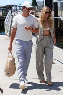 Margot Robbie feet photo thumbnail