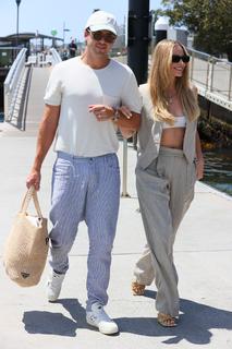 Margot Robbie feet photo thumbnail