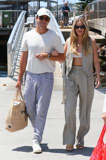 Margot Robbie feet photo thumbnail