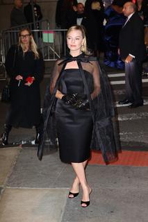 Margot Robbie feet photo thumbnail
