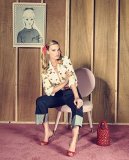 Margot Robbie feet photo thumbnail