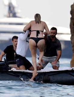 Margot Robbie feet photo thumbnail