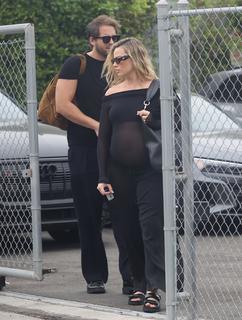 Margot Robbie feet photo thumbnail