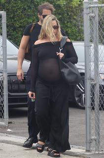 Margot Robbie feet photo thumbnail