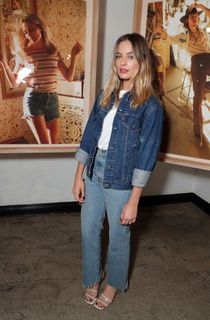 Margot Robbie feet photo thumbnail