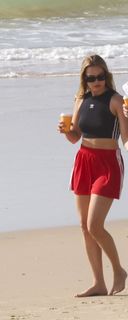 Margot Robbie feet photo thumbnail