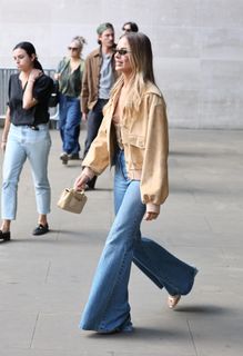 Margot Robbie feet photo thumbnail