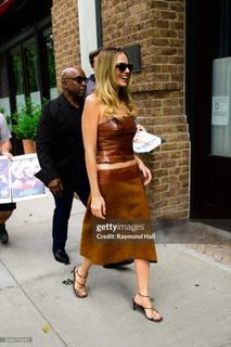 Margot Robbie feet photo thumbnail