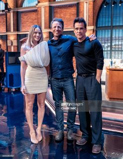 Margot Robbie feet photo thumbnail