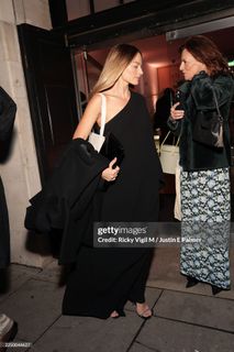 Margot Robbie feet photo 8