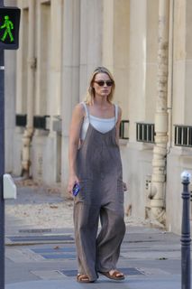 Margot Robbie feet photo 4