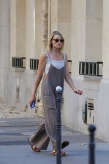 Margot Robbie feet photo 2