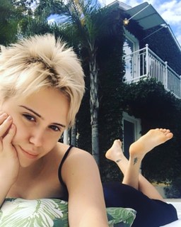 Maria Bakalova feet photo thumbnail